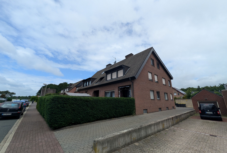 Exp. 1747 Hausansicht Garagenzufahrt